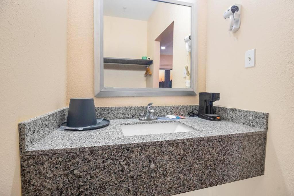 Royal Inn & Suites Адайрсвилл Экстерьер фото
